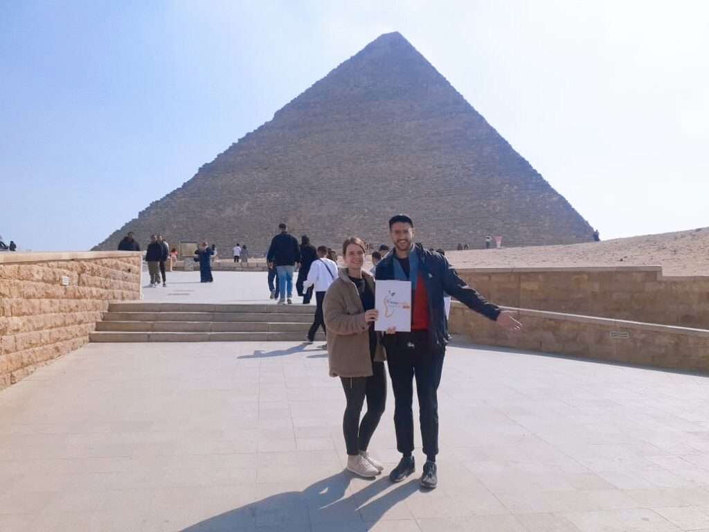 Touristen genießen den-Hurghada Pyramiden-Ausflug