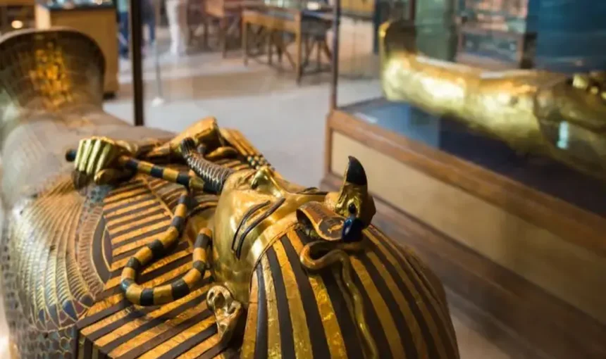 Tutanchamun-Ausstellung im großen ägyptischen Museum Tutanchamun-Ausstellung im großen ägyptischen Museum