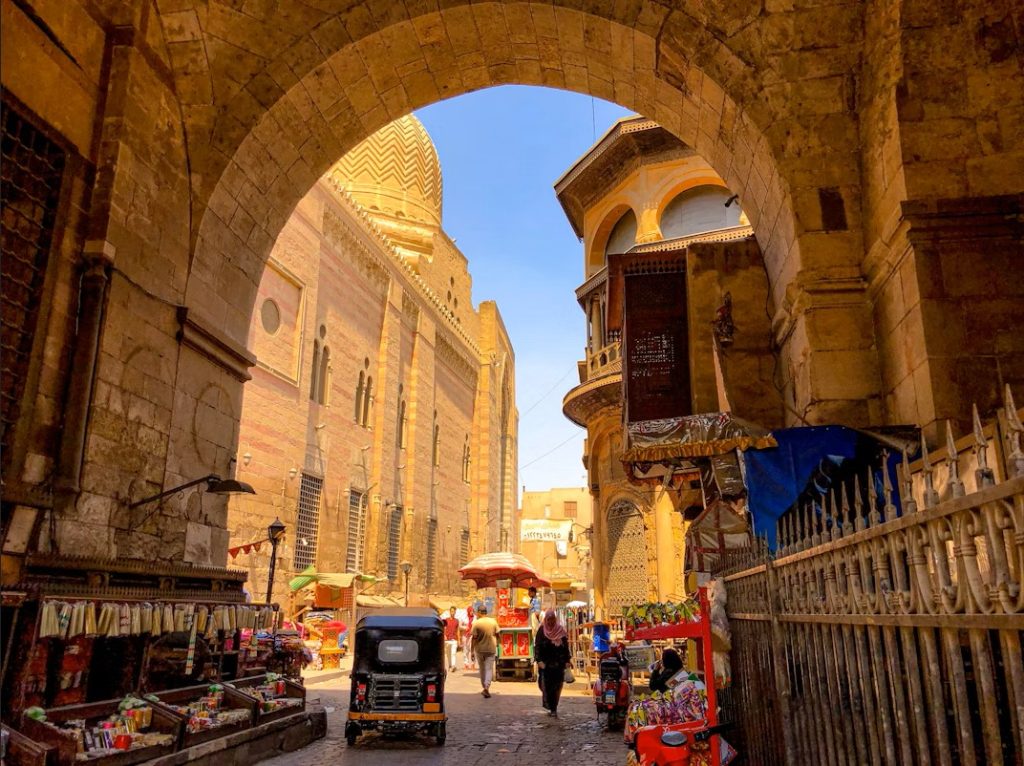 Belebte Straße in Kairo mit traditionellen Gebäuden – Hurghada Pyramiden Ausflug