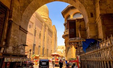 Belebte Straße in Kairo mit traditionellen Gebäuden – Hurghada Pyramiden Ausflug