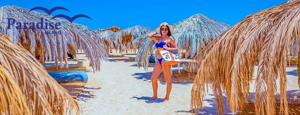Strand der Paradise Insel Hurghada mit türkisblauem Wasser