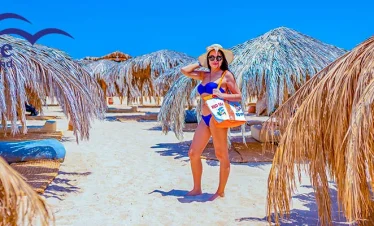 Strand der Paradise Insel Hurghada mit türkisblauem Wasser