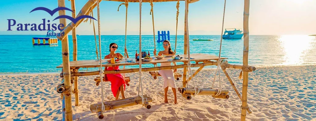 Strand der Paradise Insel Hurghada mit türkisfarbenem Wasser