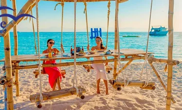 Strand der Paradise Insel Hurghada mit türkisfarbenem Wasser