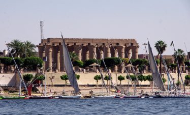 Entspannte Felukenfahrt auf dem Nil bei privatem Ausflug Hurghada – Luxor