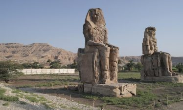 Fotostopp bei den gewaltigen Memnonkolossen während privatem Luxor-Ausflug