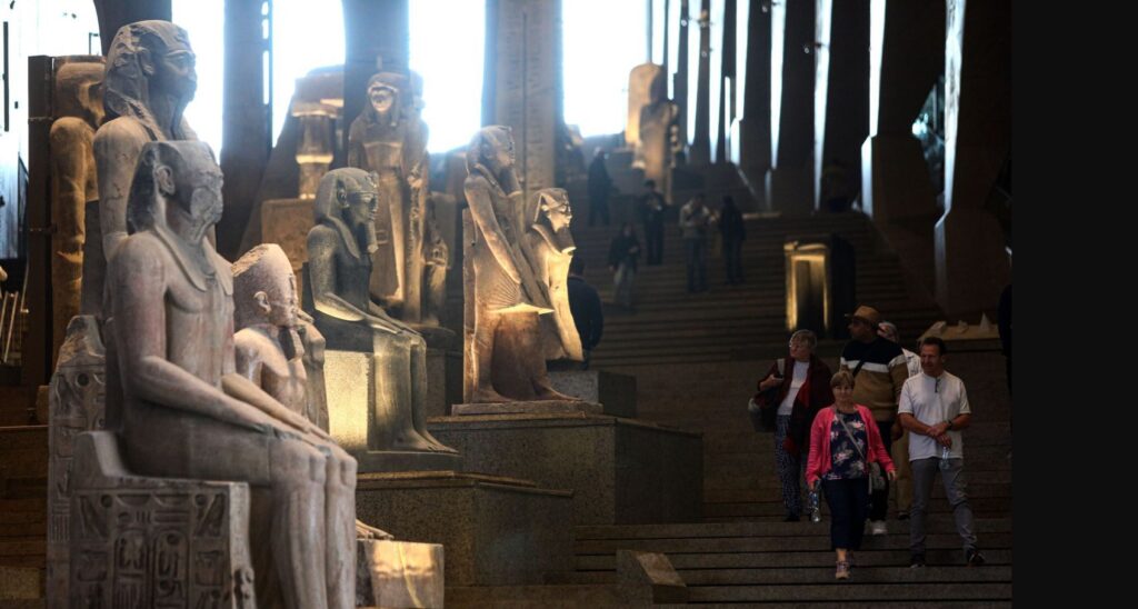 Großes Ägyptisches Museum in Kairo – Ausstellung antiker ägyptischer Schätze, darunter Tutanchamuns Artefakte.