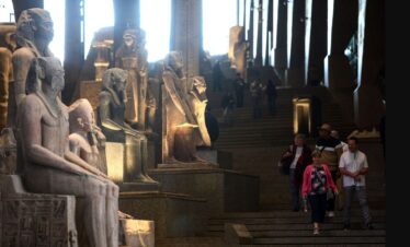 Großes Ägyptisches Museum in Kairo – Ausstellung antiker ägyptischer Schätze, darunter Tutanchamuns Artefakte.