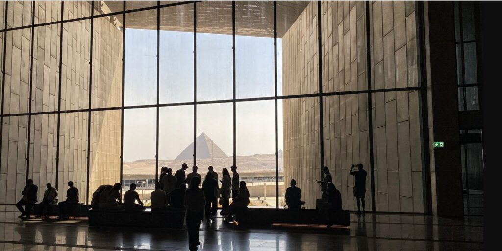 Luxor Pyramiden Ausflug mit dem Flugzeug – Tagesreise von Luxor zu den Pyramiden von Gizeh mit deutschsprachigem Ägyptologen.