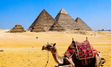 Pauschalreise Kairo mit Blick auf Pyramiden und Stadt