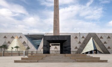 Reisende vor den Pyramiden von Gizeh