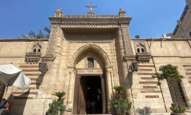 Touristen genießen Pauschalreise in Kairo