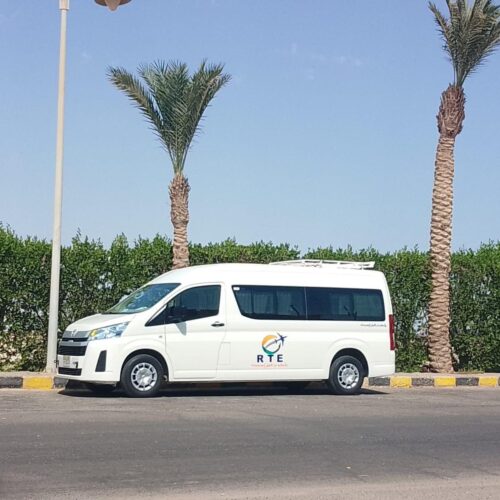 Fahrer wartet am Flughafen Hurghada auf Gäste